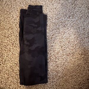 Black camo lululemon leggings size 0, 25 inch inseam, wonder train high rise